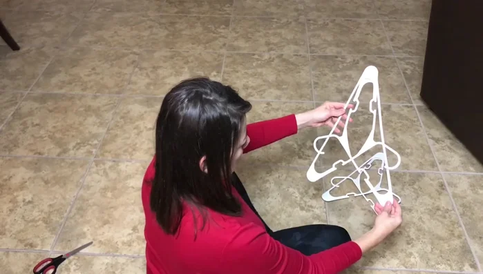 Create four pairs of interlocked hangers.