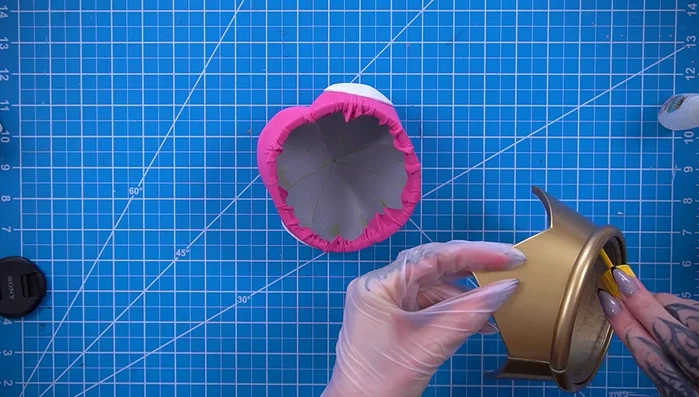 Glue the cushion into the gold crown.