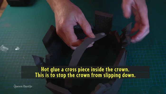 Prepare the polystyrene ball for the crown top by covering it with acrylic paint or PVA glue with paint.