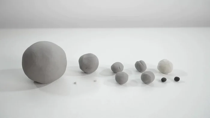 Prepare clay balls: Divide gray, black, and white clay into ball-shaped pieces of varying sizes. Pause the video to determine appropriate sizes.