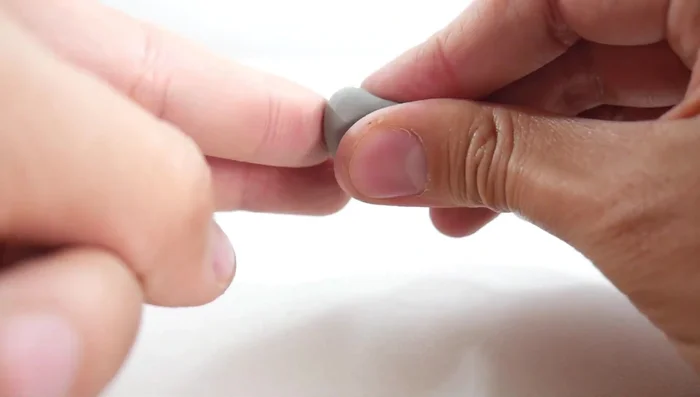 Position the tail: Lift the tip of the tail slightly.