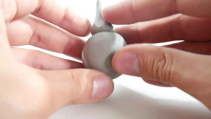 Position the tail: Lift the tip of the tail slightly.