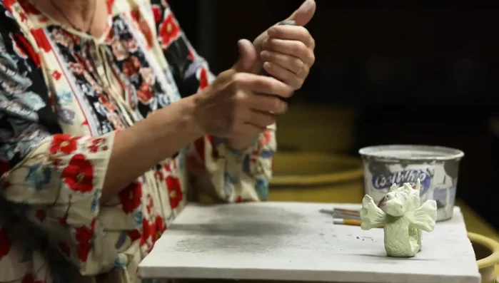 Taper one end of the coil to form the dragon's tail.