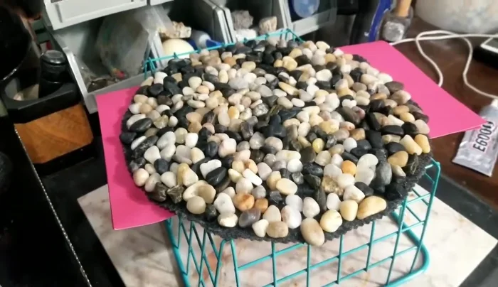 Fill in any gaps or missing rocks after the glue has dried. Apply a lacquer spray for a shiny, wet look (optional).