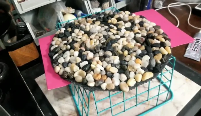 Fill in any gaps or missing rocks after the glue has dried. Apply a lacquer spray for a shiny, wet look (optional).