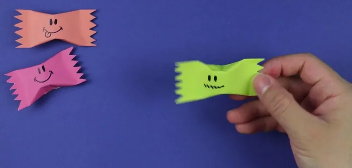 Final pinch: Pinch the center of the candy to give it a final shape.