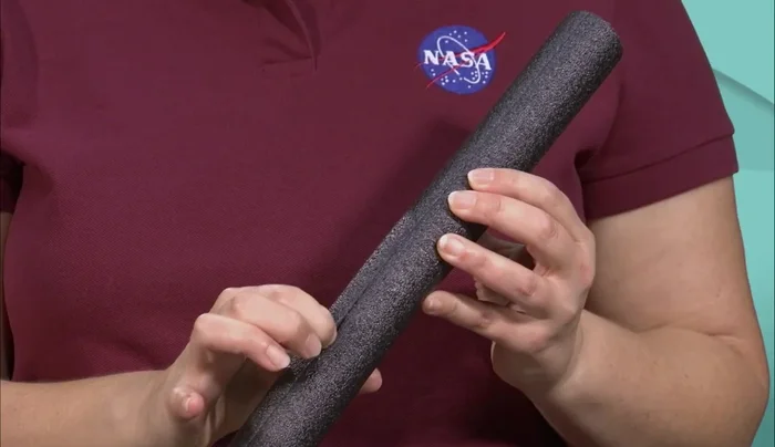 Make three additional cuts at 90-degree intervals around the circumference, approximately 8cm long, to create a flared base.