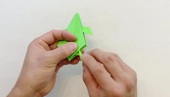 To make the back legs, fold downward from the inside, open from the bottom, and fold again. Repeat on the other side.