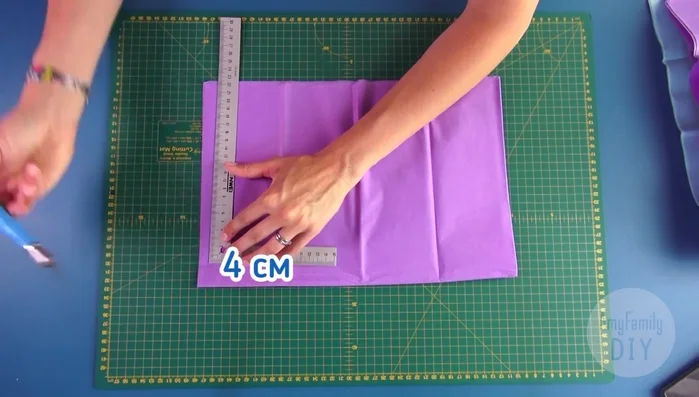 Cut the tissue layers into 1cm wide stripes, 4cm away from the edge.