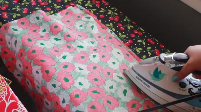 Cut the excess fabric at the corners and sew the sides with a 1/4 inch seam.