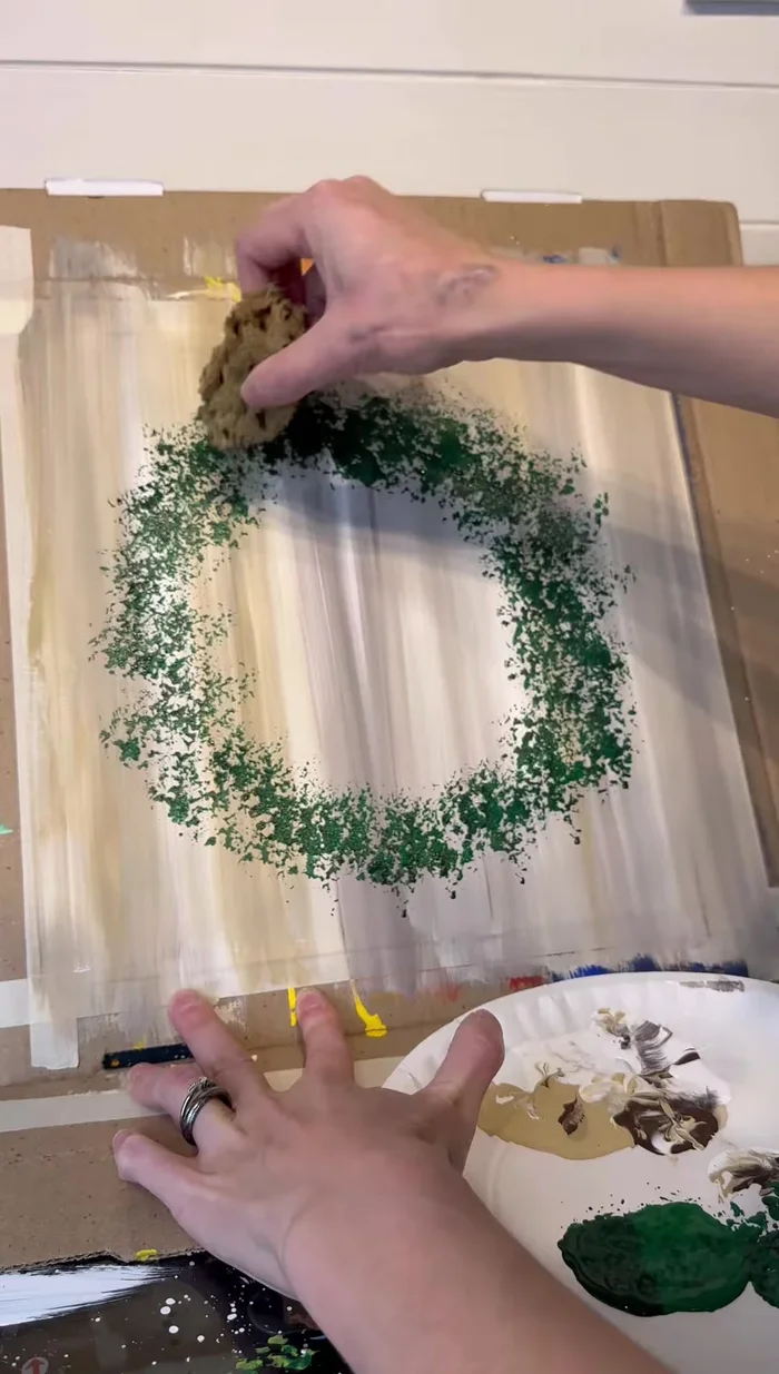 Fluff and fill in the wreath with the sponge until it reaches the desired thickness and is not see-through.
