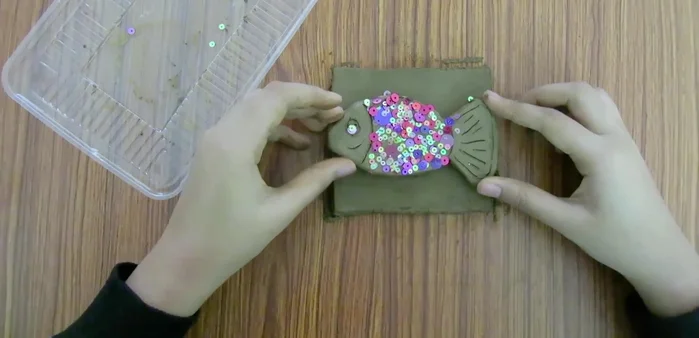 Place the fish on the tablet and let it dry.