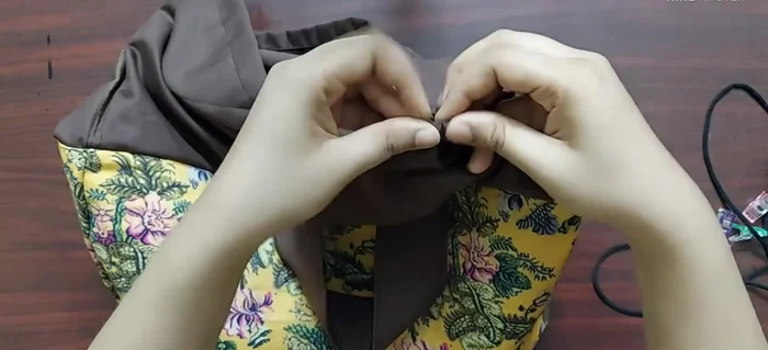 Insert drawstrings and tie.