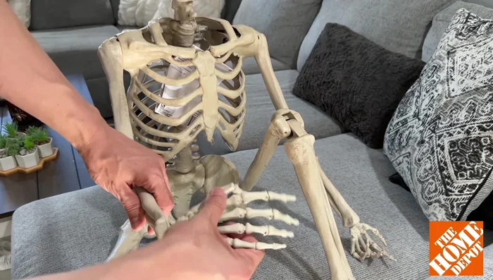 Observe the ball joints at the wrists and elbows, enabling 360-degree rotation and a wide range of poses.