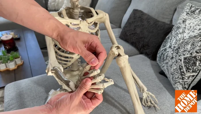 Examine the remarkable articulation of the hands and fingers. Each finger is individually posable, with even the thumbs exhibiting a degree of twist.