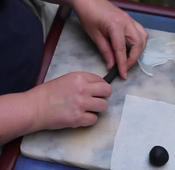 Roll each of the six pieces into small balls to form the spider's legs.