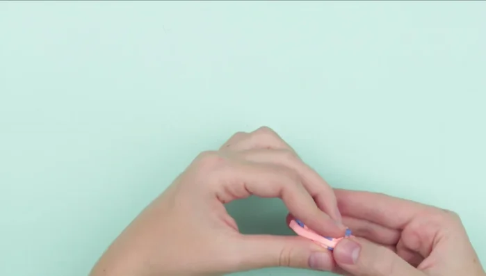 Attach the plastic strip around the edges of the mitten.