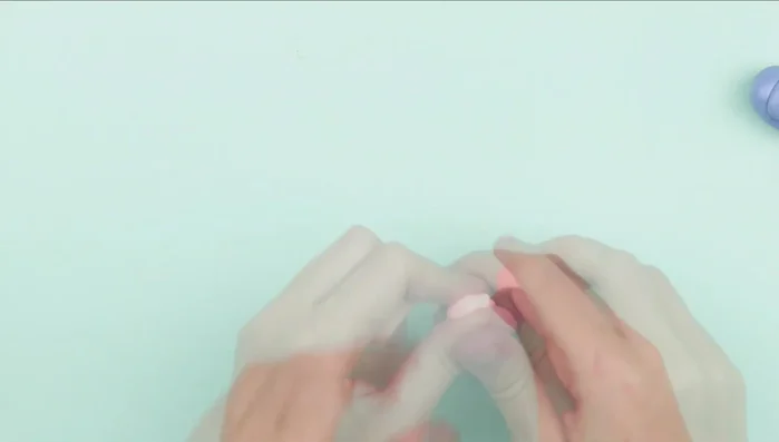 Twist rolls of different colors in opposite directions (clockwise and counterclockwise).