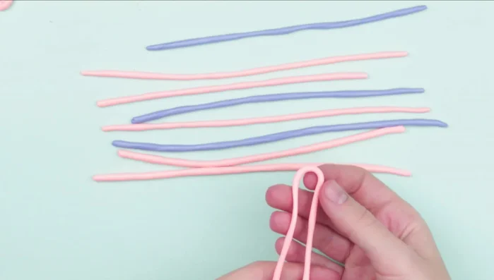 Twist rolls of different colors in opposite directions (clockwise and counterclockwise).