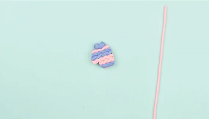 Attach the plastic strip around the edges of the mitten.