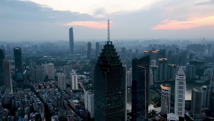 Aldar Headquarters, Abu Dhabi: A disc-shaped glass and steel building with historical symbolism, representing eternity, unity, and stability.