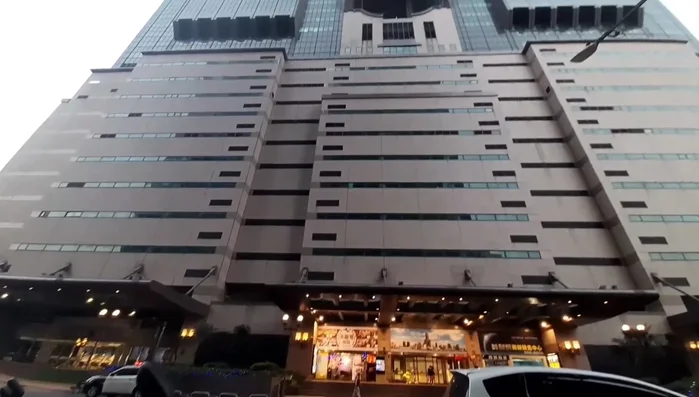 Aldar Headquarters, Abu Dhabi: A disc-shaped glass and steel building with historical symbolism, representing eternity, unity, and stability.