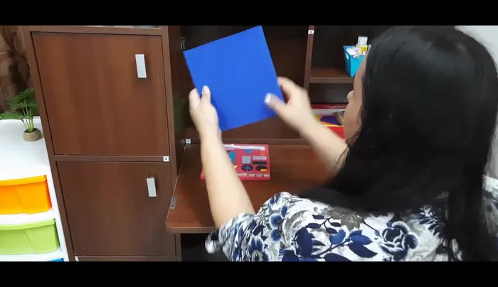 Prepare your foam base. Use a large foam sheet (20cm x 20cm) as the base of your puzzle.