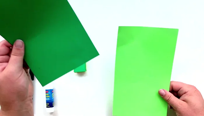 Create the head and tail: Choose a color for the head and tail, draw two stripes on the chosen paper, and then draw the shapes for the head and tail.