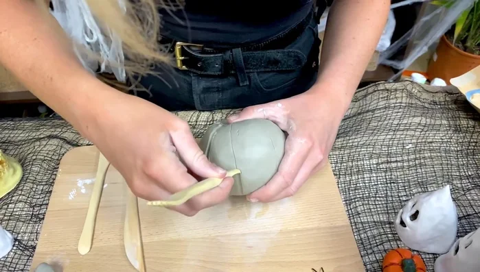 Smooth the surface: Smooth out the grooves with your fingertips or tools to create a natural look. A damp sponge can help with smoothing.