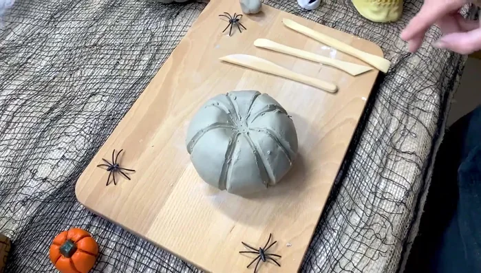 Smooth the surface: Smooth out the grooves with your fingertips or tools to create a natural look. A damp sponge can help with smoothing.