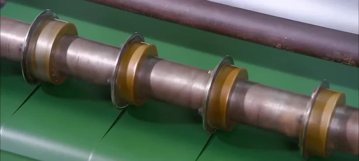 Assemble the branches: Crimp the artificial foliage together using a ring fastener, branch by branch, creating a tightly knit greenery.