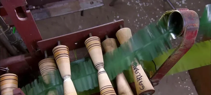 Assemble the branches: Crimp the artificial foliage together using a ring fastener, branch by branch, creating a tightly knit greenery.