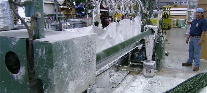 Assemble the branches: Crimp the artificial foliage together using a ring fastener, branch by branch, creating a tightly knit greenery.