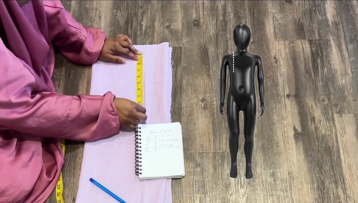 Determine the waist circumference, divide by four, and mark it. Connect the chest, waist, and shoulder dots, curving the lines.