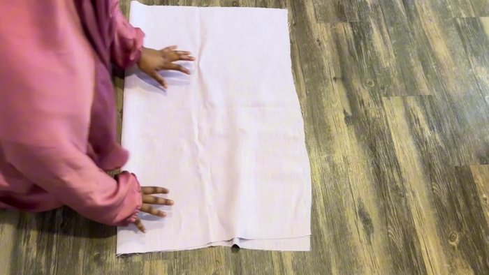 Prepare the linen fabric: Cut the fabric in half, use only one half. Fold it in half twice.