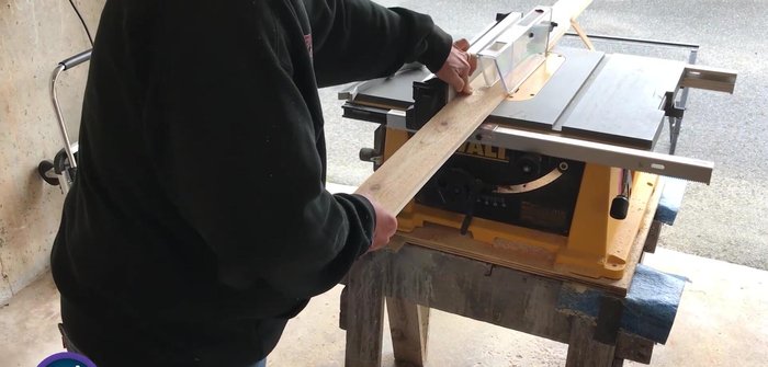 Cut the roof board and top planks at 10-degree angles.