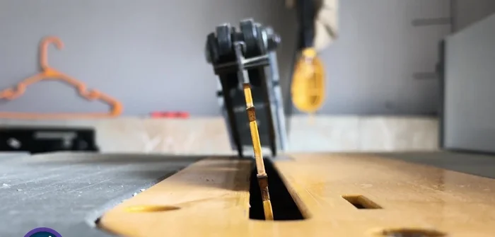 Cut the roof board and top planks at 10-degree angles.