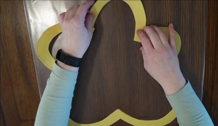 Apply tissue paper: Place the flower frame onto the sticky side of the contact paper. Sprinkle and press tissue paper pieces onto the contact paper, filling the spaces between the flower petals. Experiment with layering and color combinations.